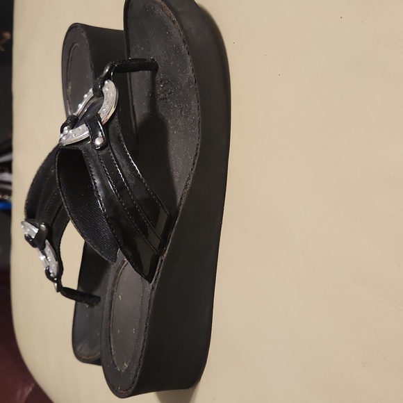 Make offer! Sandals silver emblem on black strap (size 6) Lightweight - Picture 8 of 9